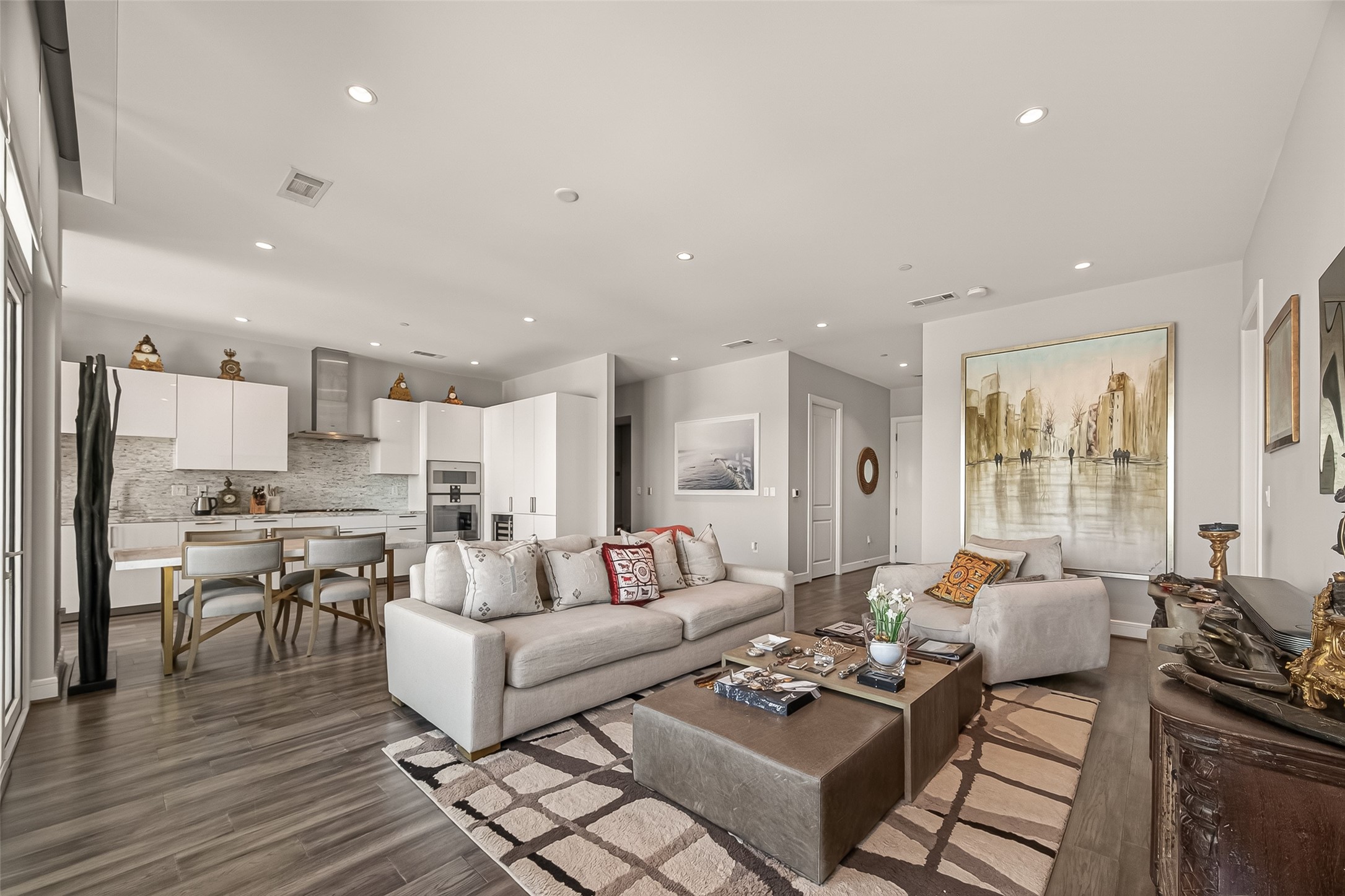 4521 San Felipe Street, Unit 2602 Houston, TX 77027 - Photo 5 of 41 a living room with furniture and a large window