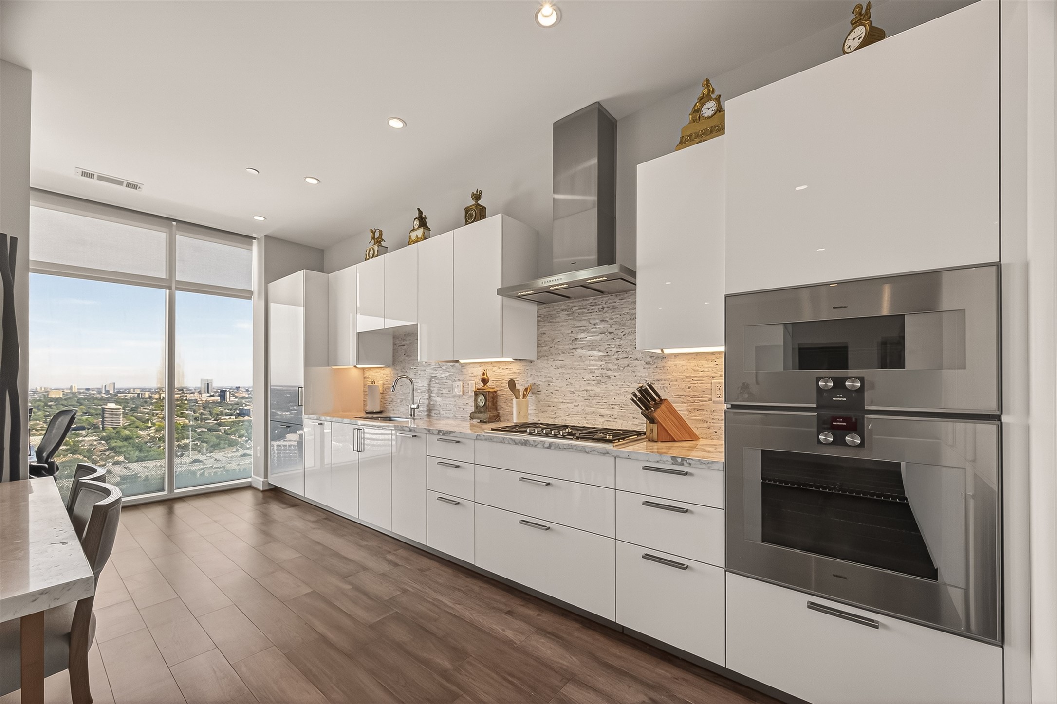 4521 San Felipe Street, Unit 2602 Houston, TX 77027 - Photo 8 of 41 a kitchen with white cabinets and appliances