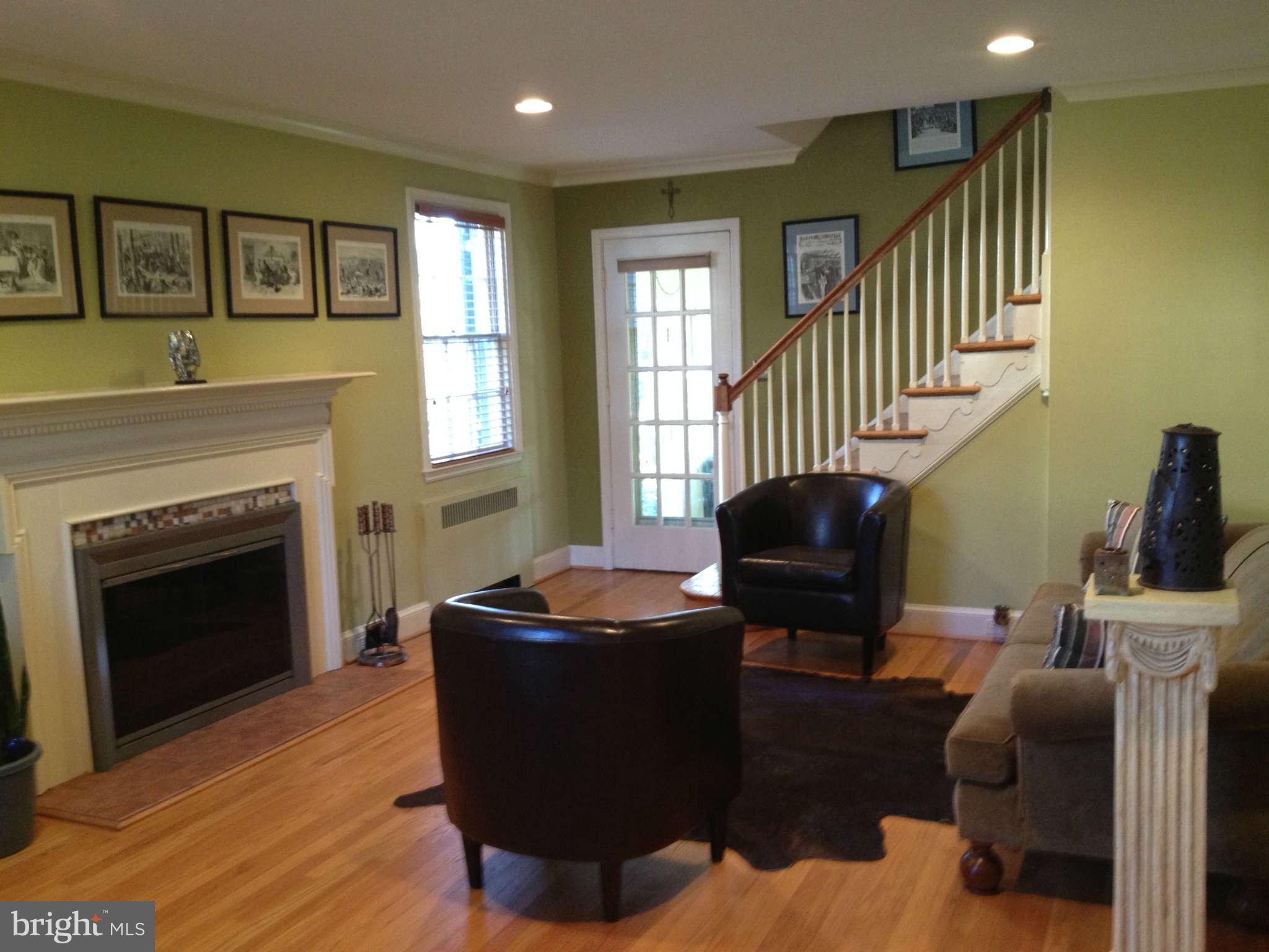 1229 Southview Road Baltimore, MD 21218 - Photo 4 of 20 Living Room