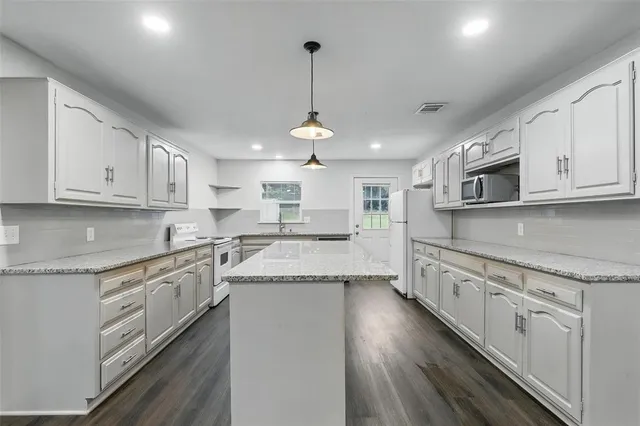 $2,750 | 9337 Heron Drive, Fort Worth, TX 76108