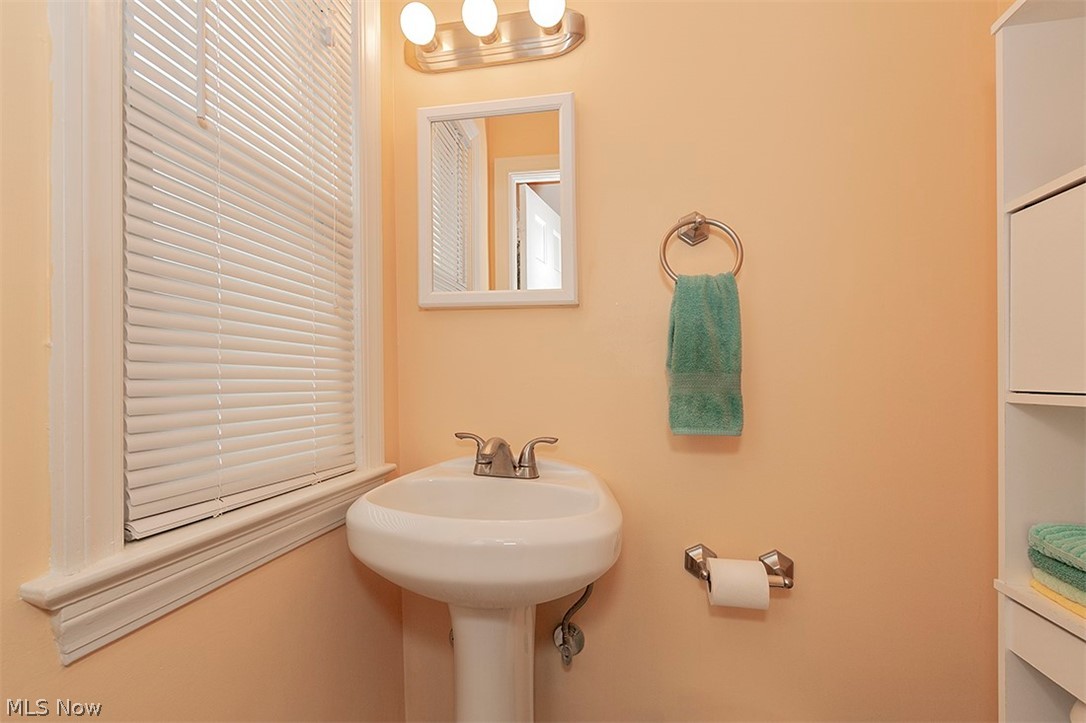 4026 Ellison Road Cleveland, OH 44121 - Photo 10 of 28 Gallery Image 10