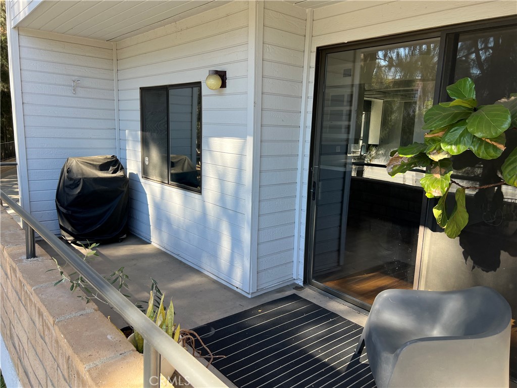 13331 Moorpark Street, Unit 110 Sherman Oaks, CA 91423 - Photo 15 of 32 a living room with furniture