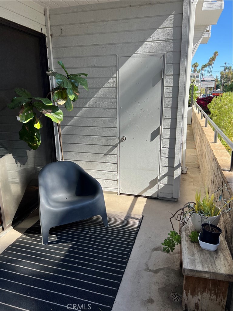 13331 Moorpark Street, Unit 110 Sherman Oaks, CA 91423 - Photo 17 of 32 a vase of flowers sitting on a table