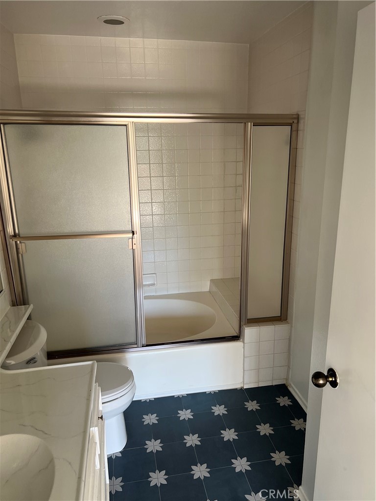 13331 Moorpark Street, Unit 110 Sherman Oaks, CA 91423 - Photo 25 of 32 a bathroom with a shower and a toilet