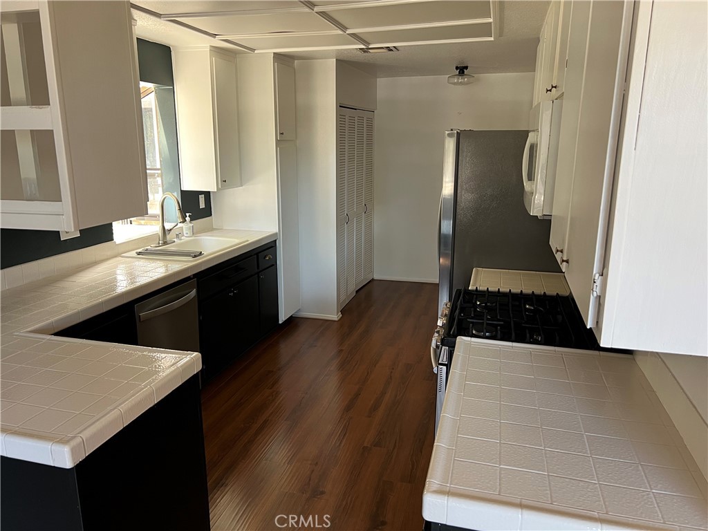 13331 Moorpark Street, Unit 110 Sherman Oaks, CA 91423 - Photo 9 of 32 a kitchen with a sink and a refrigerator