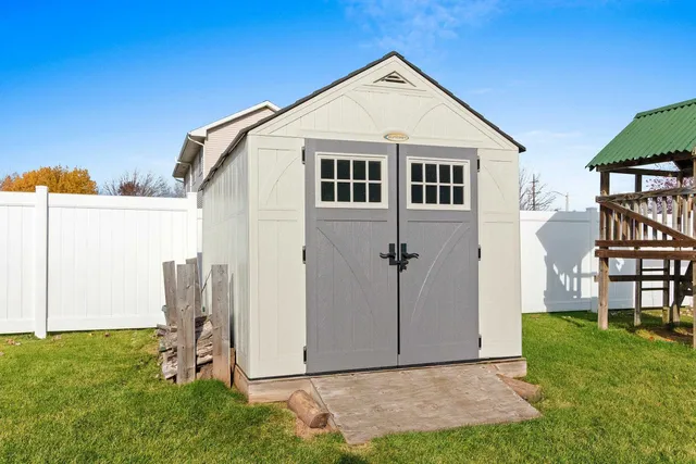 $379,900 | 2402 Old Ivy Road, De Pere, WI 54115