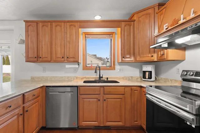 $379,900 | 2402 Old Ivy Road, De Pere, WI 54115