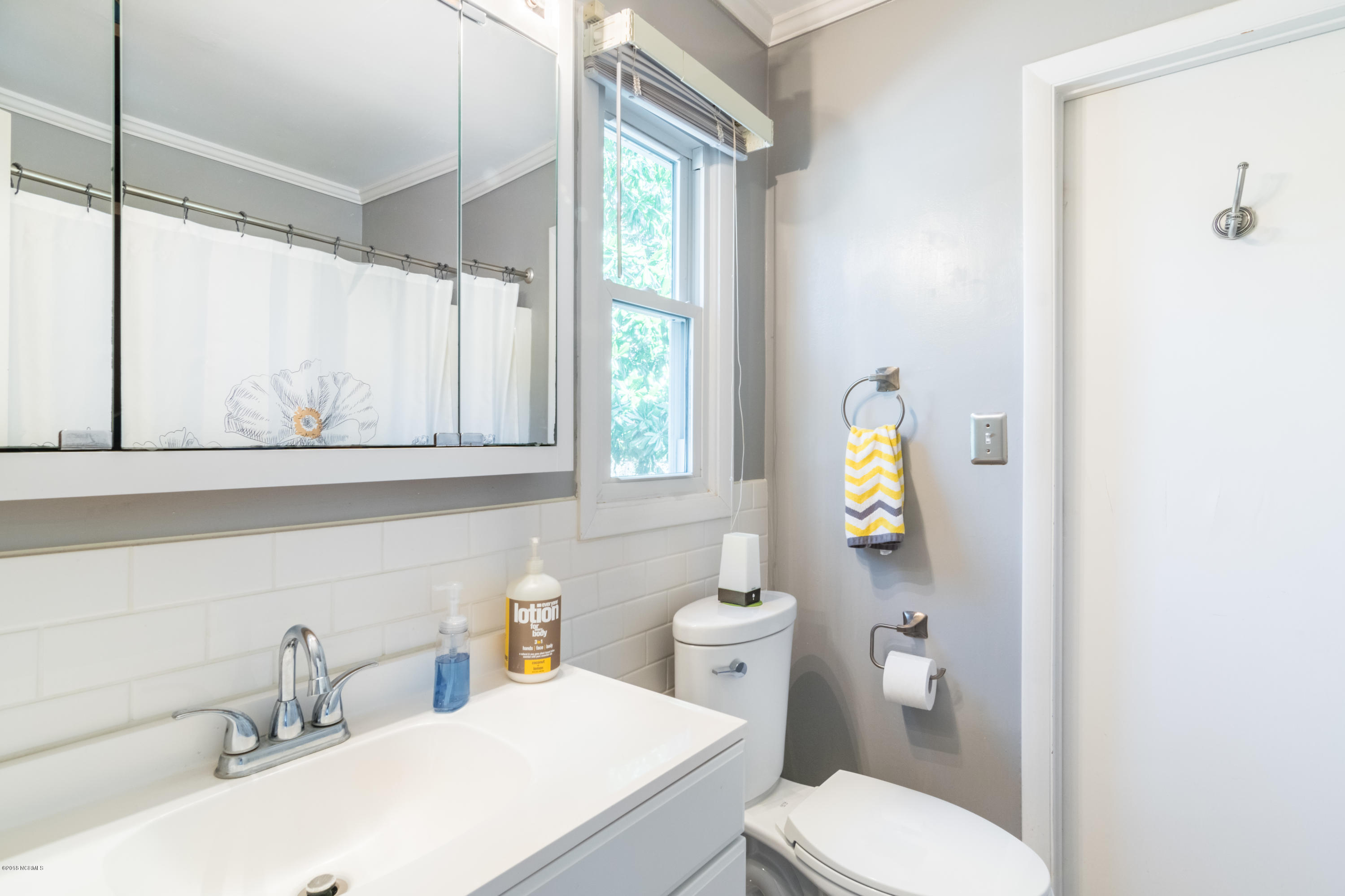 407 Lodge Road Washington, NC 27889 - Photo 14 of 26 014_MainLevelBathView2