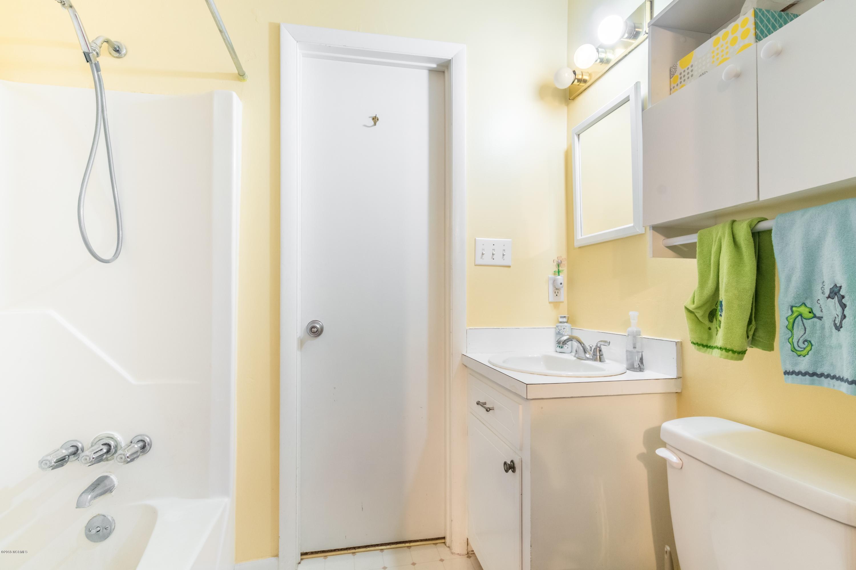 407 Lodge Road Washington, NC 27889 - Photo 18 of 26 017_SecondLevelBath