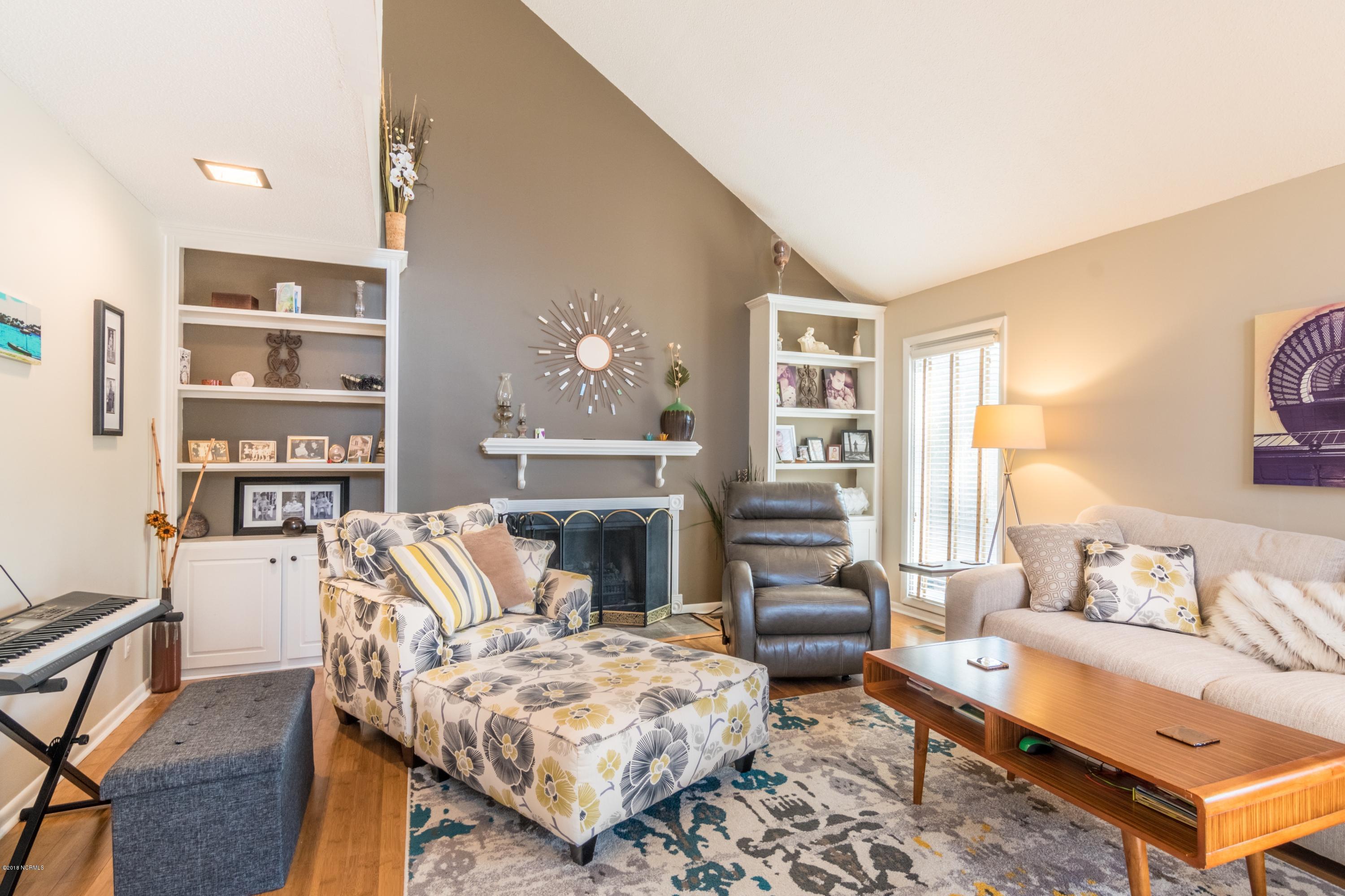 407 Lodge Road Washington, NC 27889 - Photo 5 of 26 005_LivingRoomView4