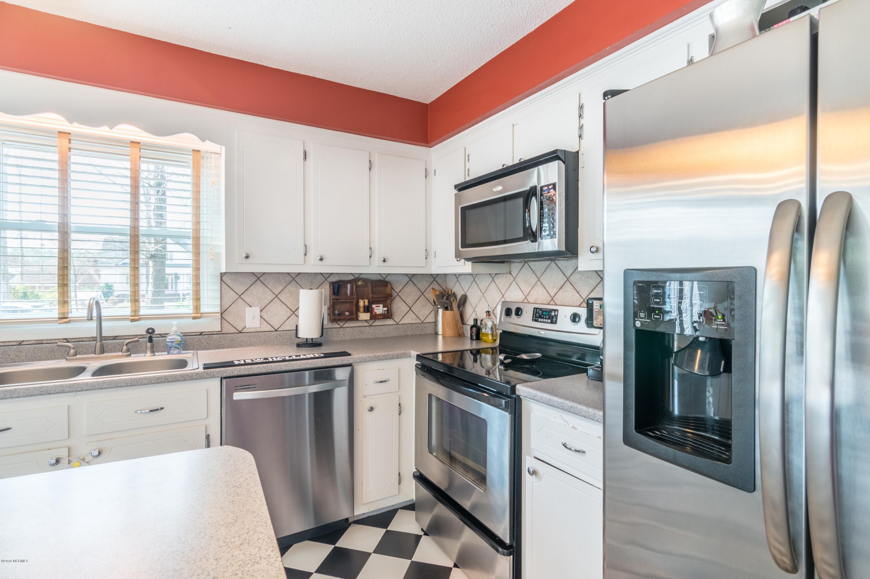 407 Lodge Road Washington, NC 27889 - Photo 7 of 26 007_Kitchen