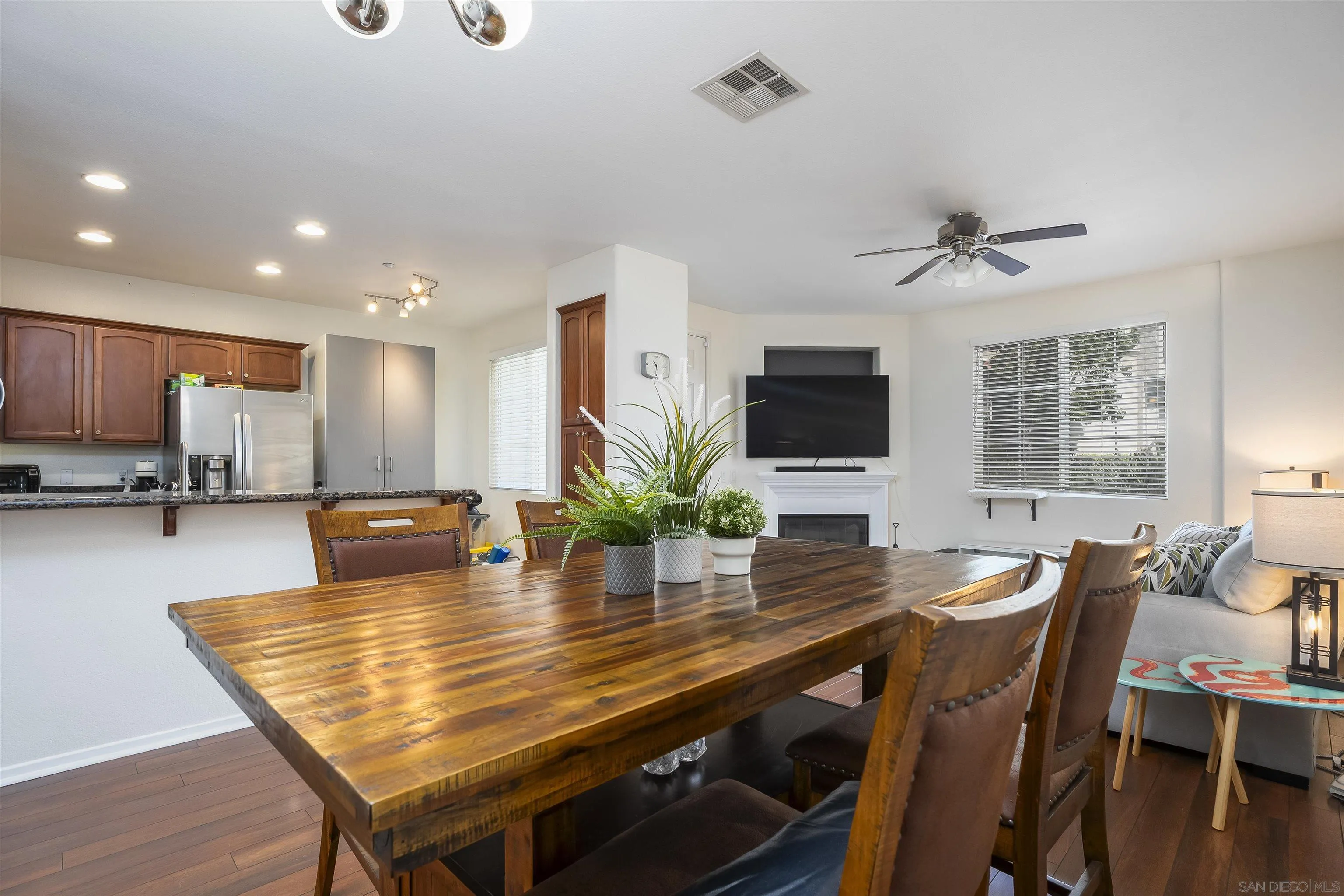 289 Reef Point Way, Unit 3 Oceanside, CA 92058 - Photo 6 of 23 a dining room with furniture and window