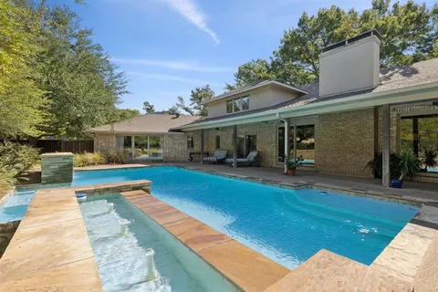 a house view with a outdoor space
