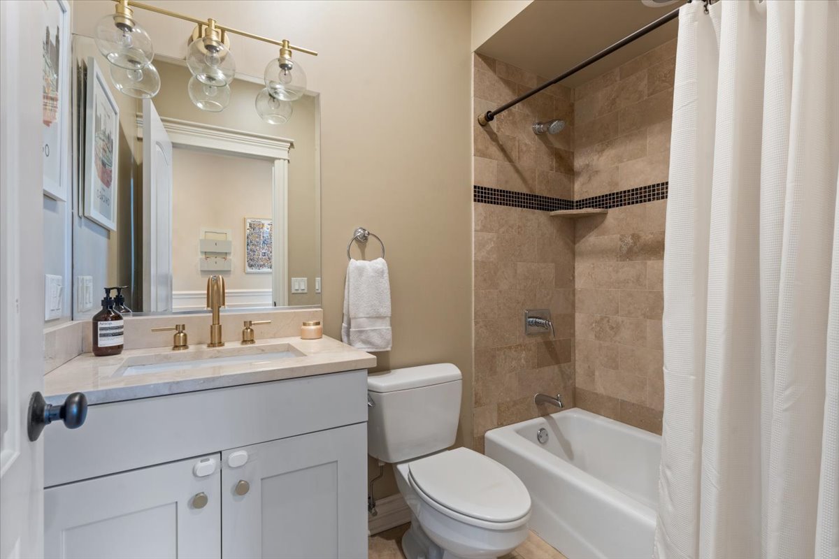 3302 North Racine Avenue, Unit 3 Chicago, IL 60657 - Photo 17 of 24