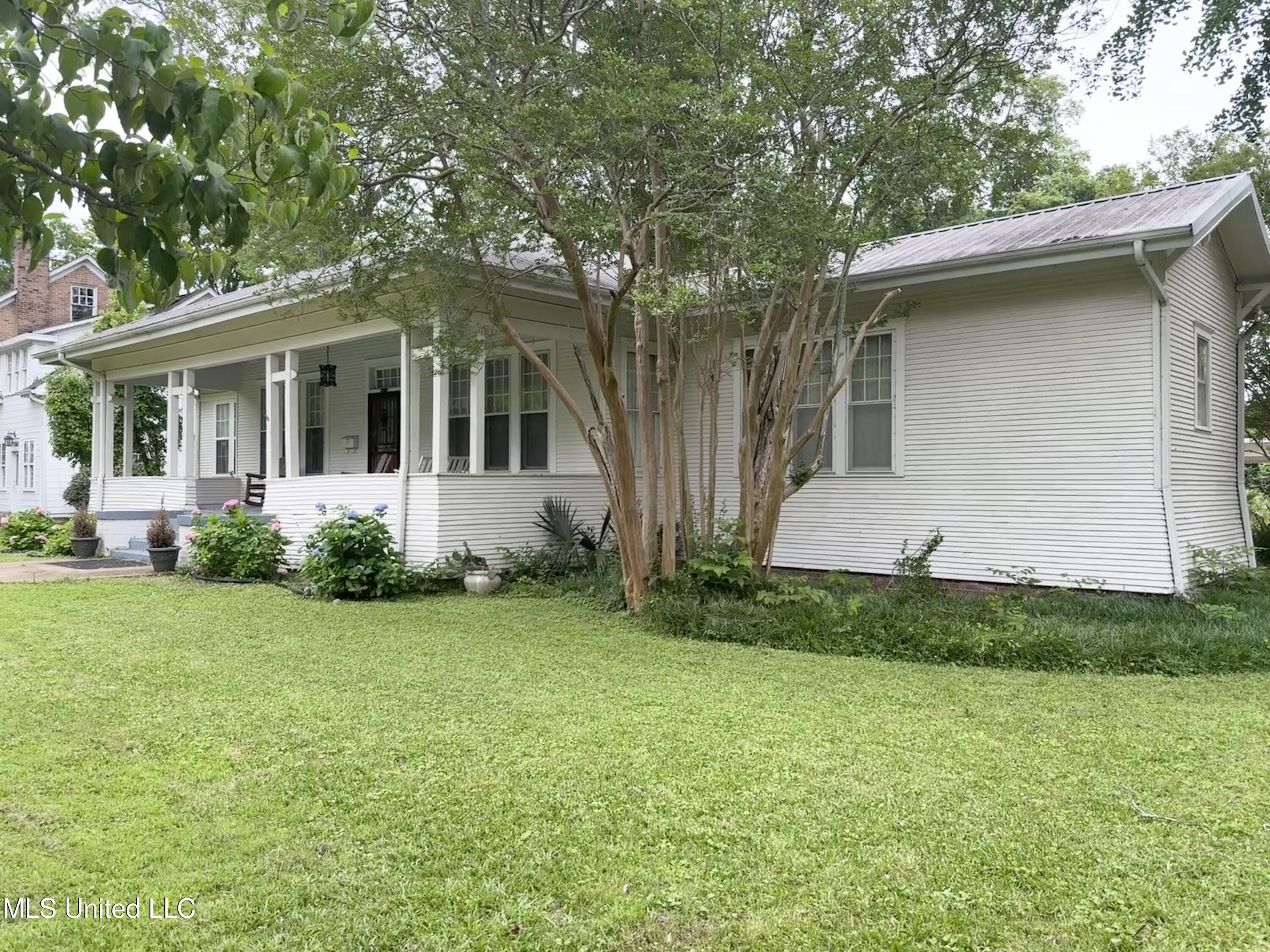 1303 River Road Greenwood, MS 38930 - Photo 1 of 36 CA 1900