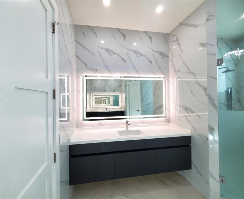 11000 Southwest 30th Court Fort Lauderdale, FL 33328 - Photo 4 of 44 a bathroom with a bathtub and a sink