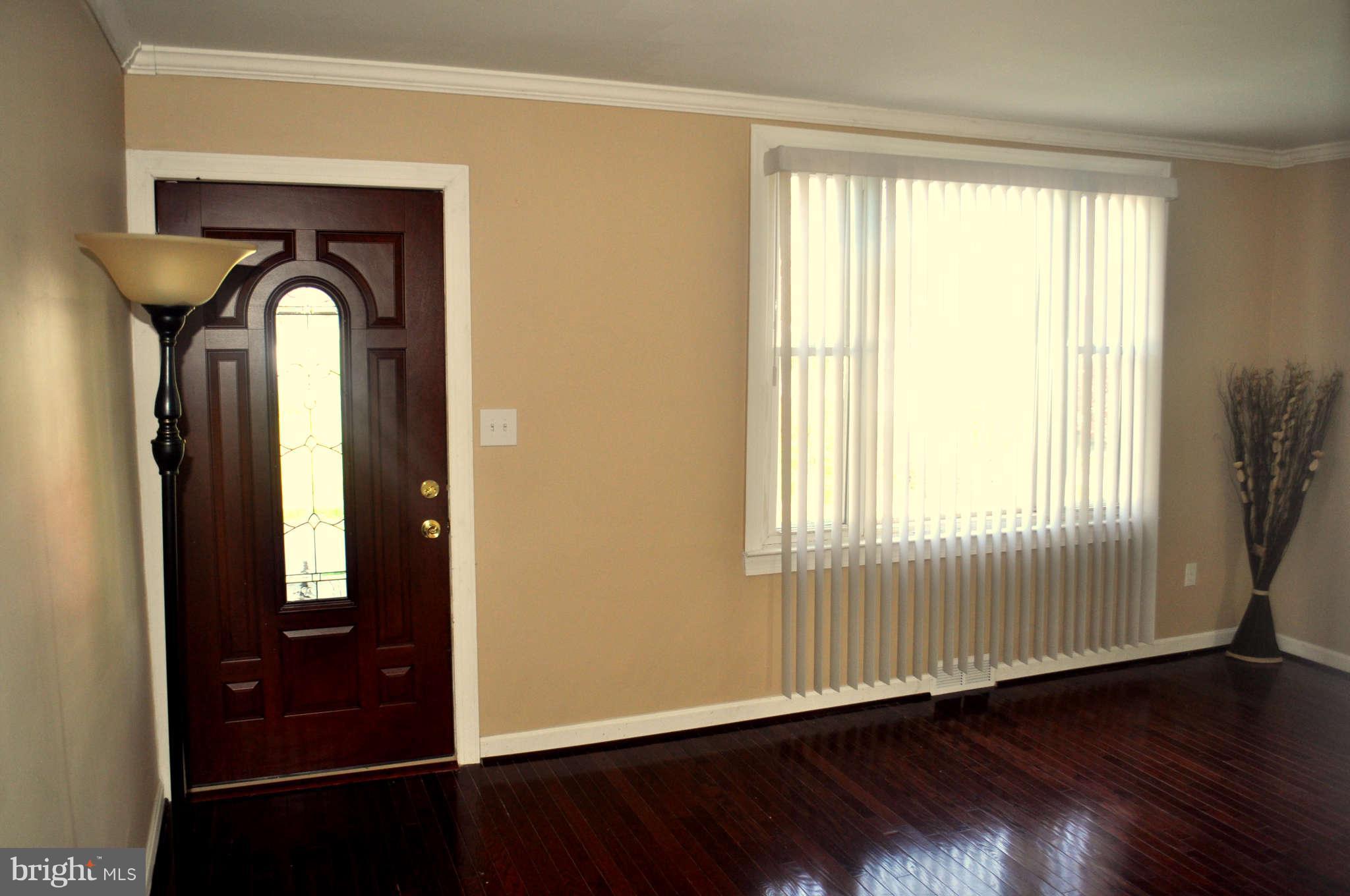 2910 Forest Glen Road Baltimore, MD 21216 - Photo 5 of 30 Living Room