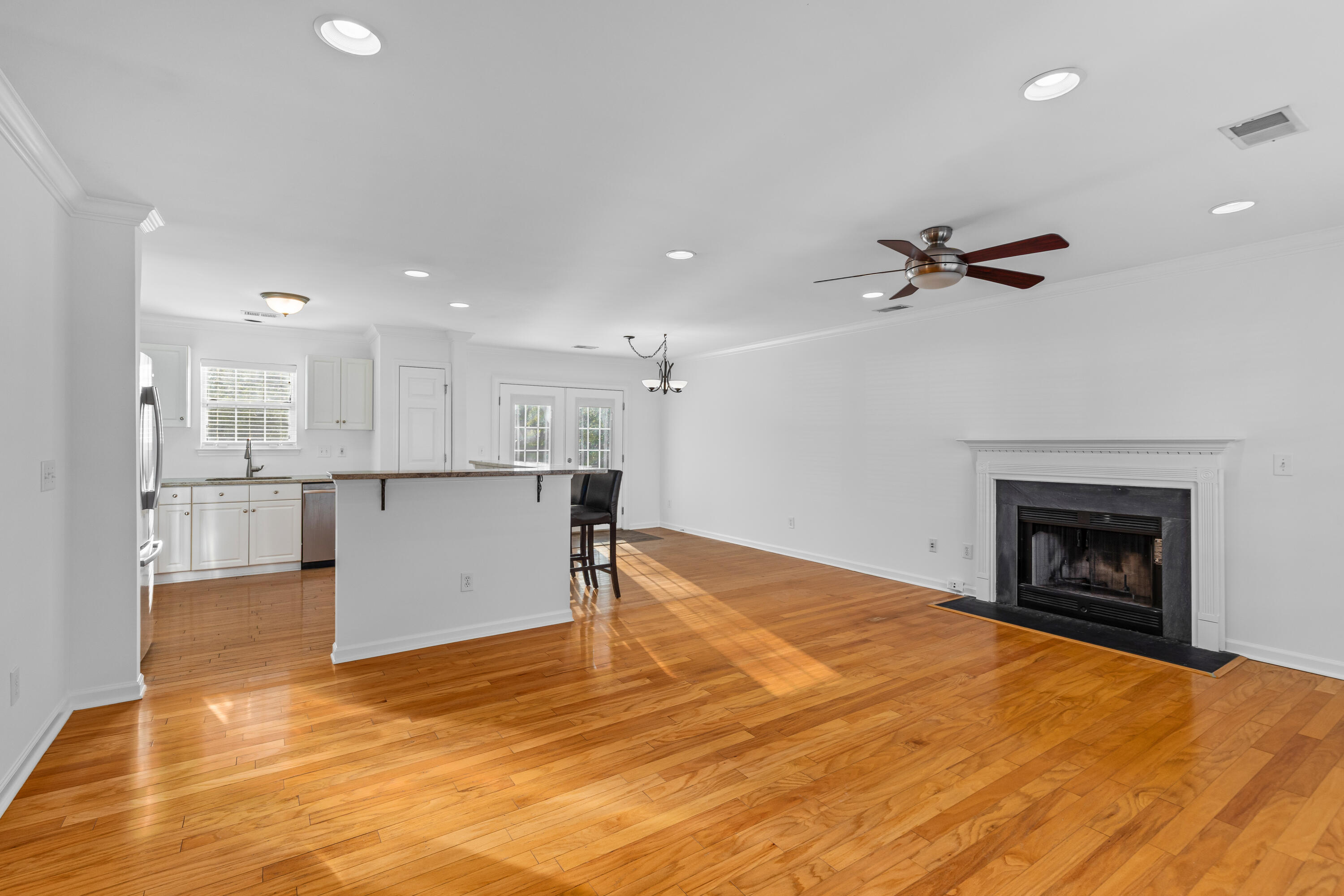 1099 Farmington Road Charleston, SC 29412 - Photo 4 of 34 Living room