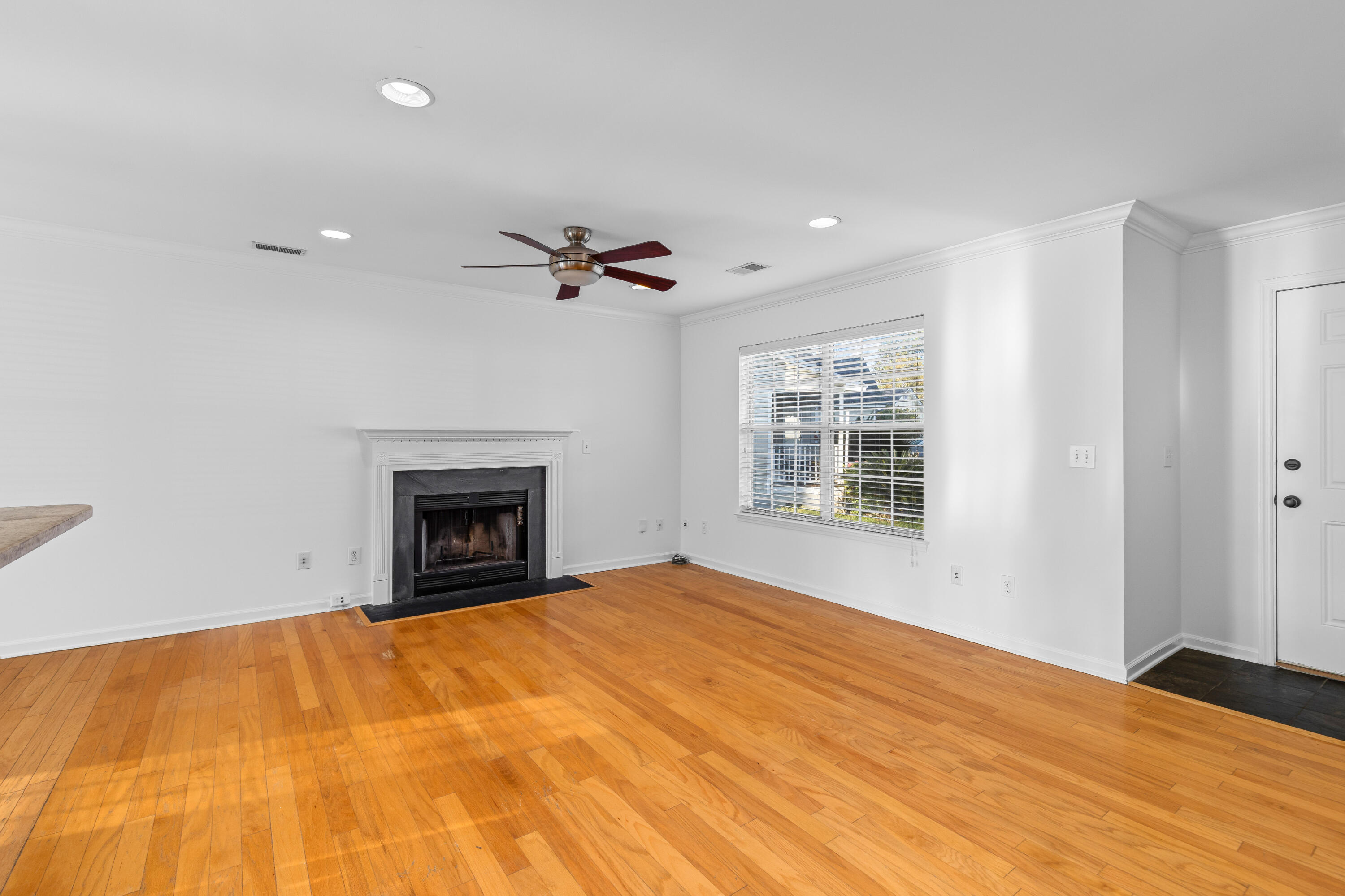 1099 Farmington Road Charleston, SC 29412 - Photo 5 of 34 Livingroom