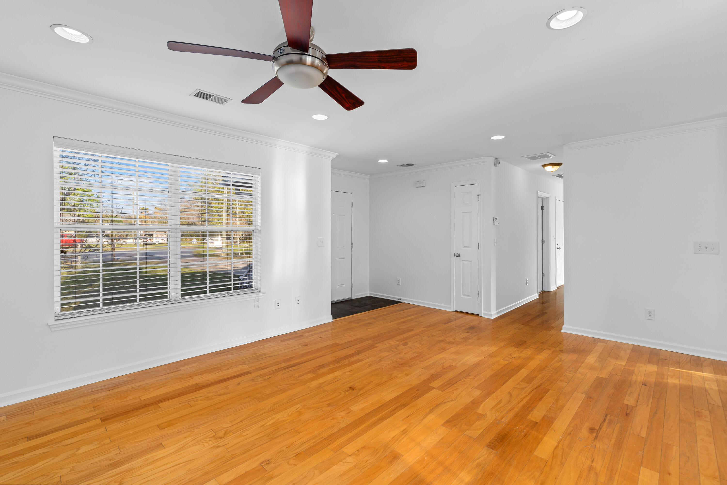 1099 Farmington Road Charleston, SC 29412 - Photo 6 of 34 Living room