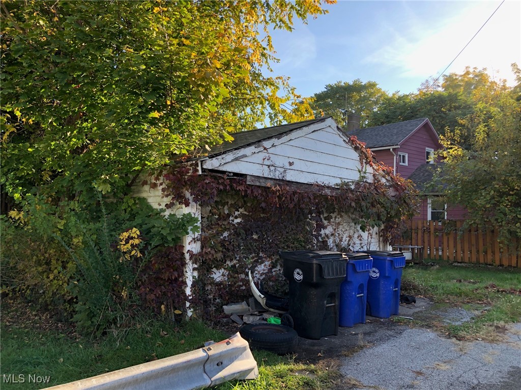 7420 Spafford Road Cleveland, OH 44105 - Photo 8 of 39 Garage view 1