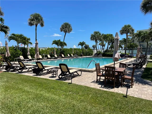 a view of a back yard