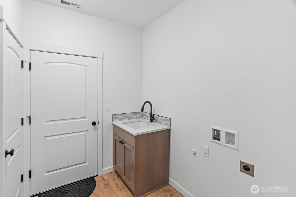 231 Shrute Road Prosser, WA 99350 - Photo 26 of 36 a bathroom with a sink and mirror
