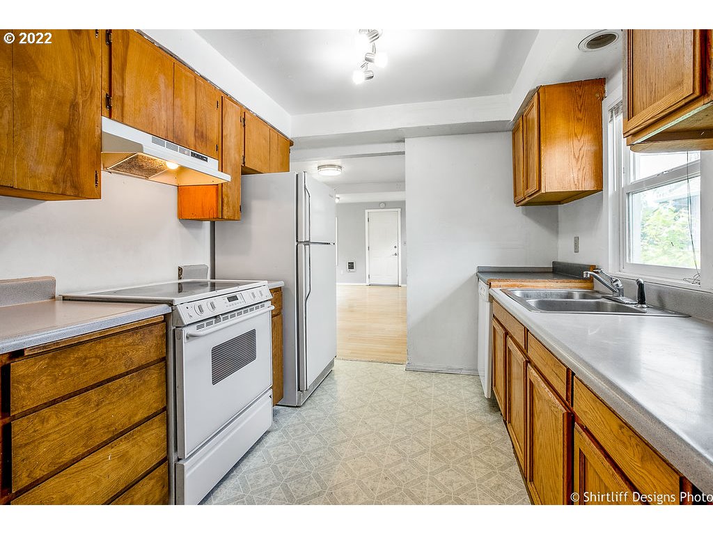 387 16th Street Springfield, OR 97477 - Photo 11 of 23 Kitchen
