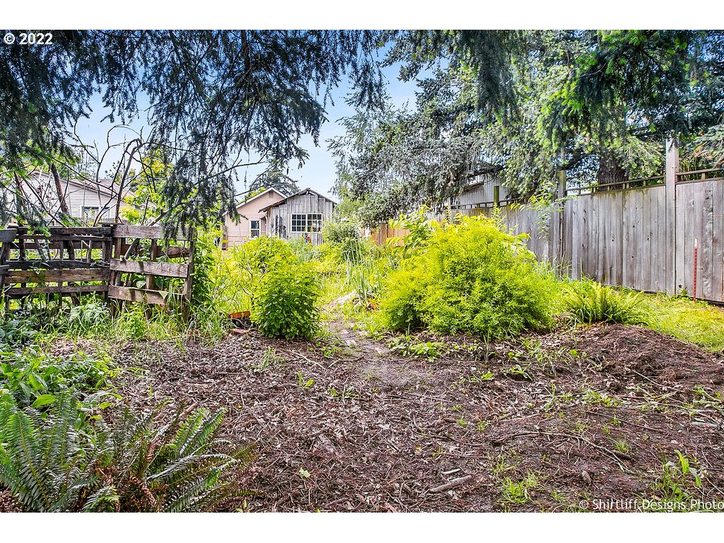 387 16th Street Springfield, OR 97477 - Photo 20 of 23 Garden