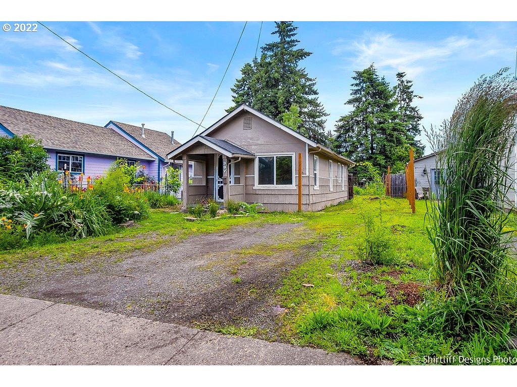 387 16th Street Springfield, OR 97477 - Photo 3 of 23 Driveway