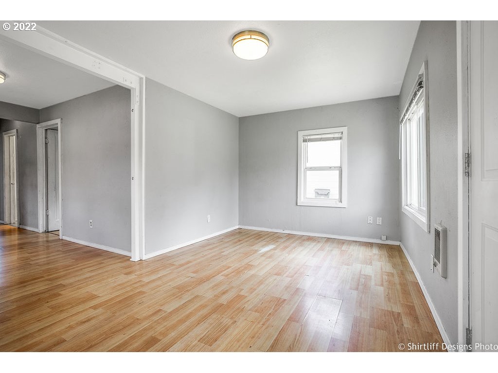 387 16th Street Springfield, OR 97477 - Photo 5 of 23 Living Room