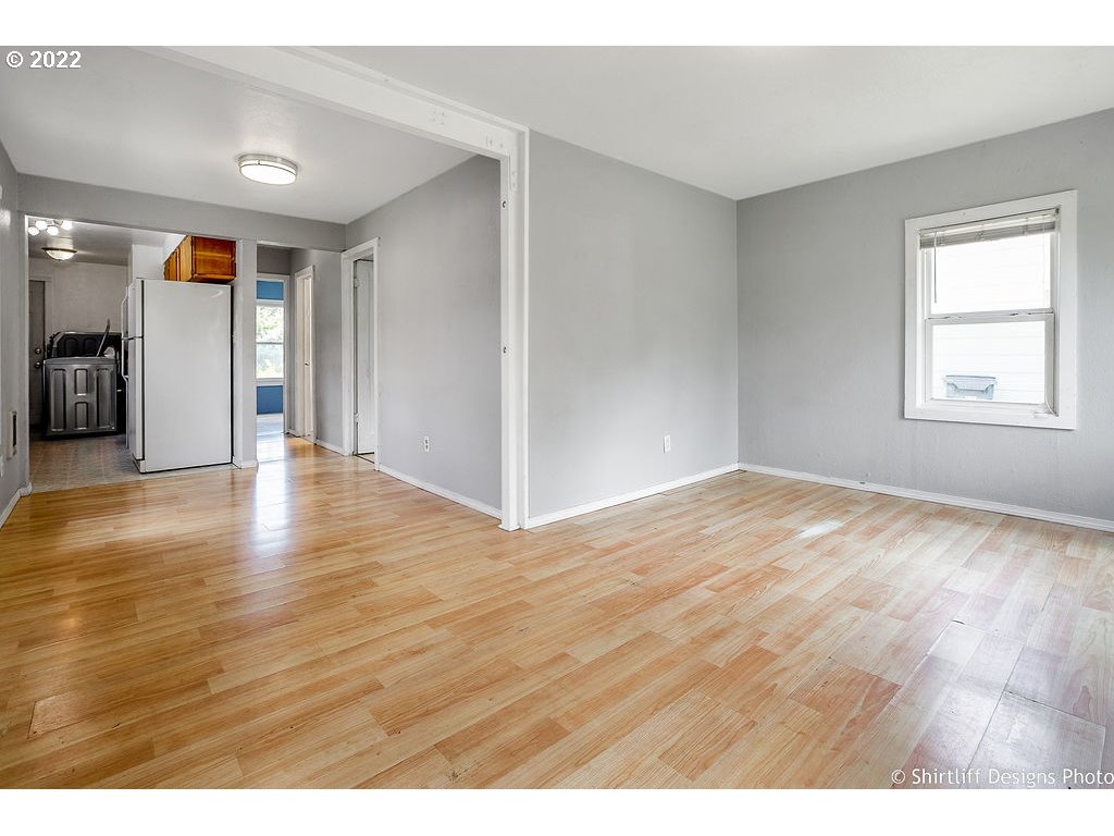 387 16th Street Springfield, OR 97477 - Photo 7 of 23 Living Room/Dining Room