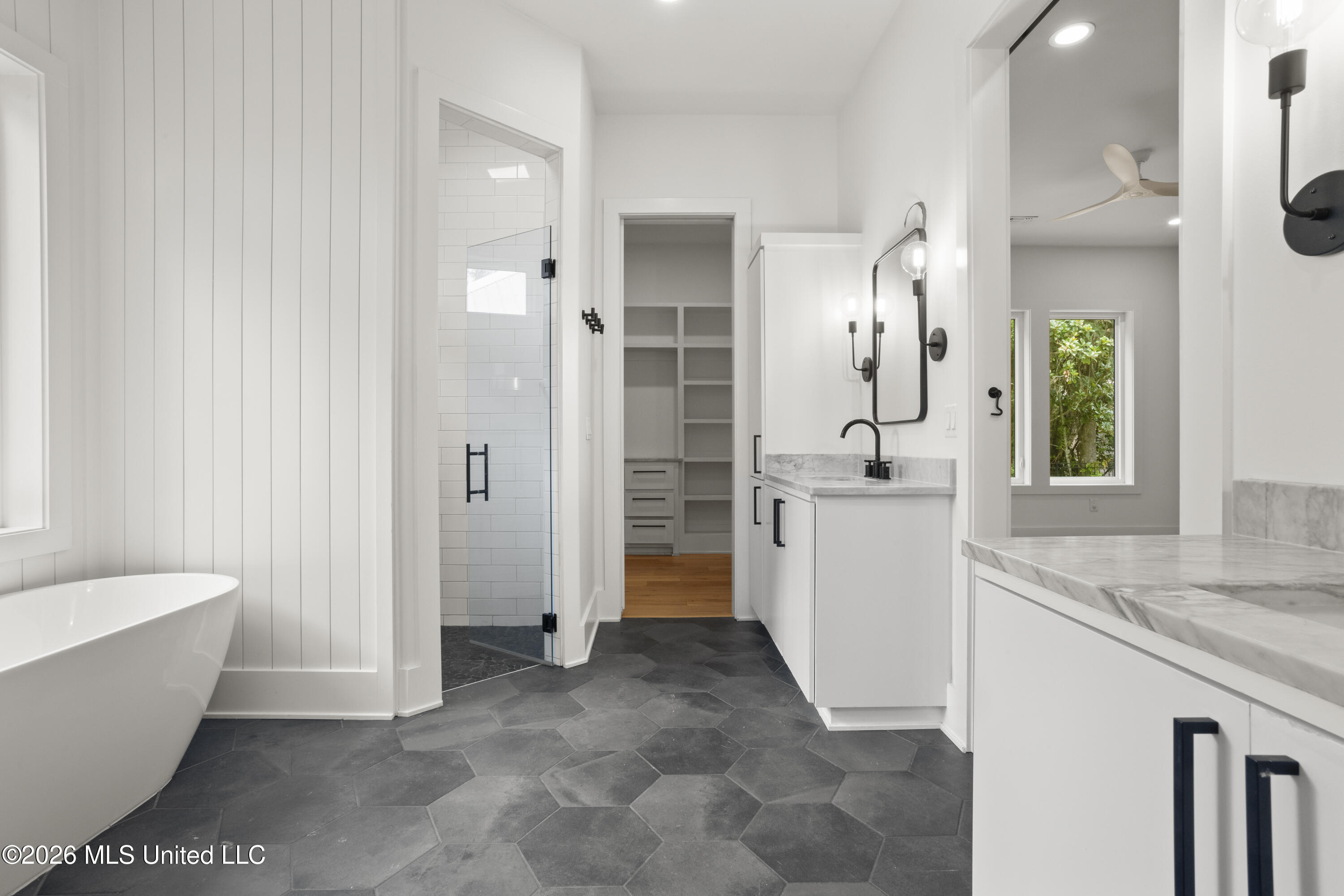 305 Beach Hill Road Ocean Springs, MS 39564 - Photo 28 of 63 Large Ensuite Bath
