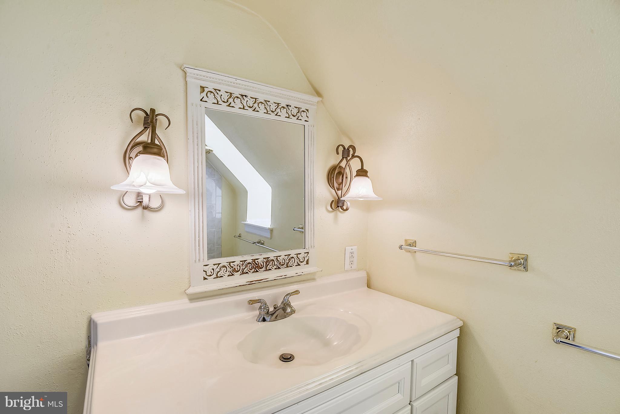 2400 Cameron Mills Road Alexandria, VA 22302 - Photo 41 of 48 Upper level hall bathroom