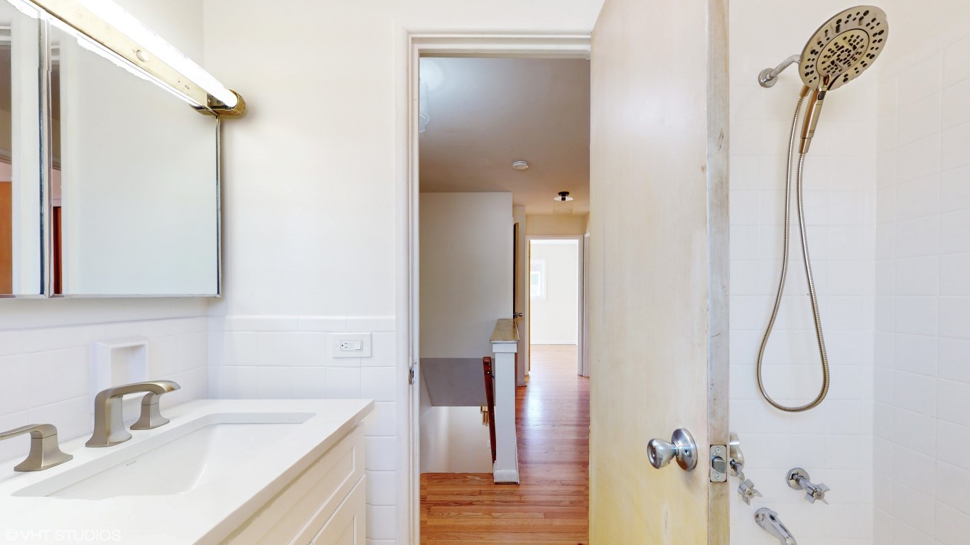 6904 North Ridge Boulevard, Unit D Chicago, IL 60645 - Photo 17 of 24 Gallery Image 17