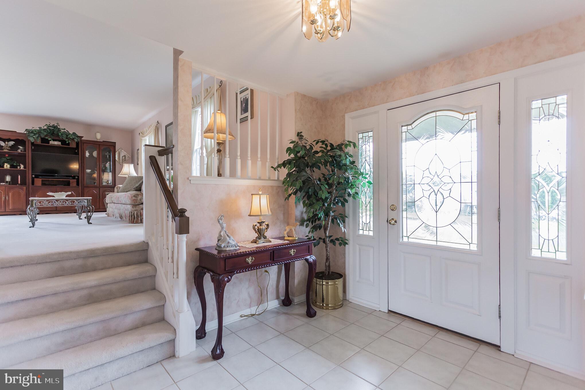 218 New Road Churchville, PA 18966 - Photo 3 of 28 Foyer entrance