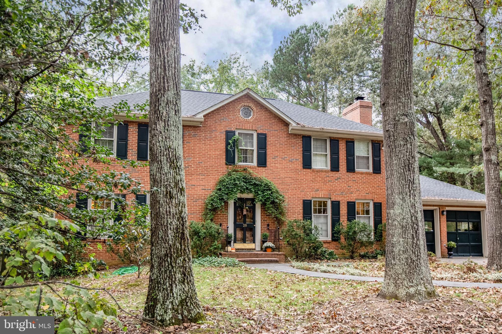 20 Aiken Road Fredericksburg, VA 22405 - Photo 1 of 33 a front view of a house with garden