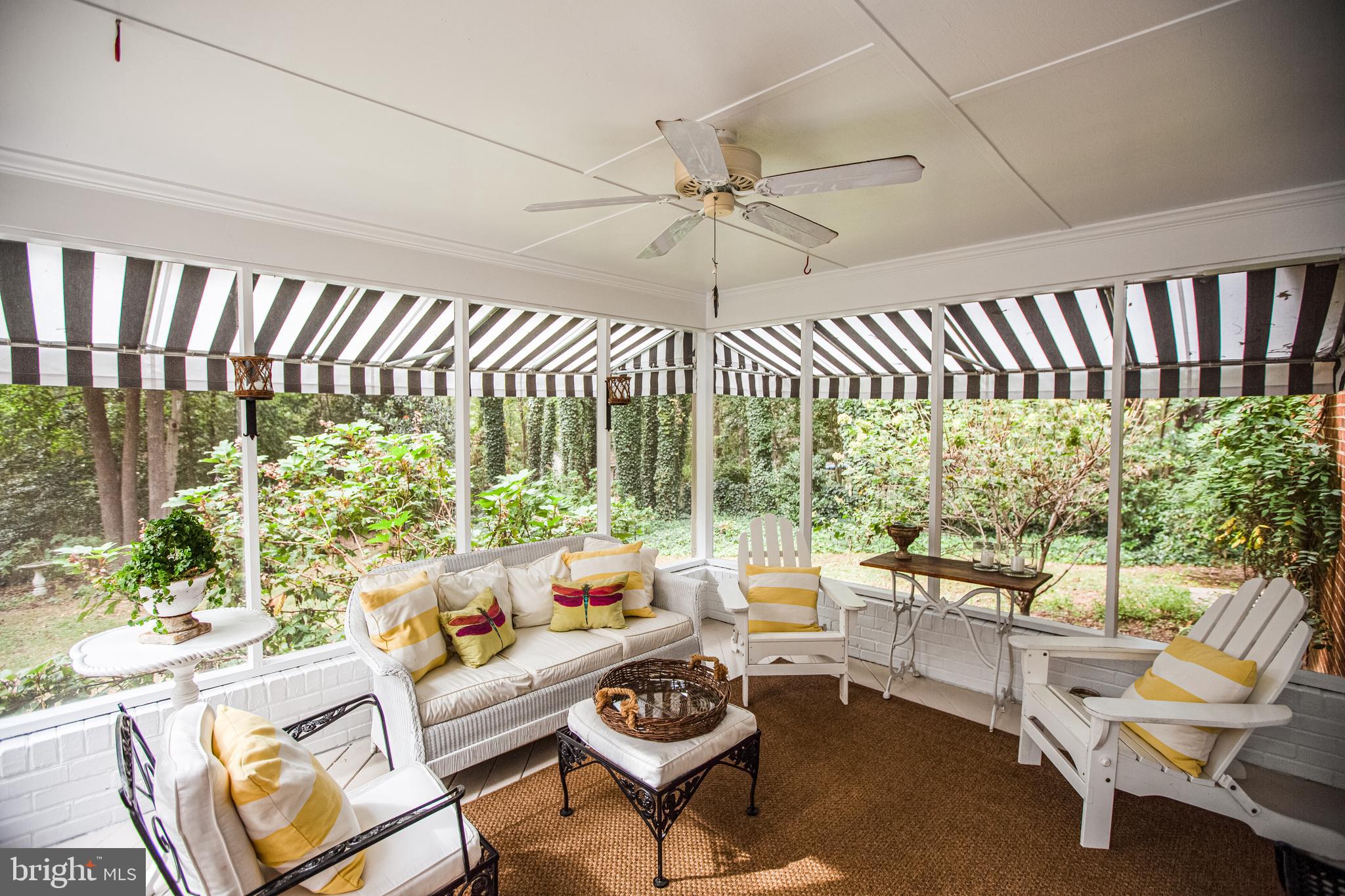 20 Aiken Road Fredericksburg, VA 22405 - Photo 25 of 33 a living room with furniture and a large window