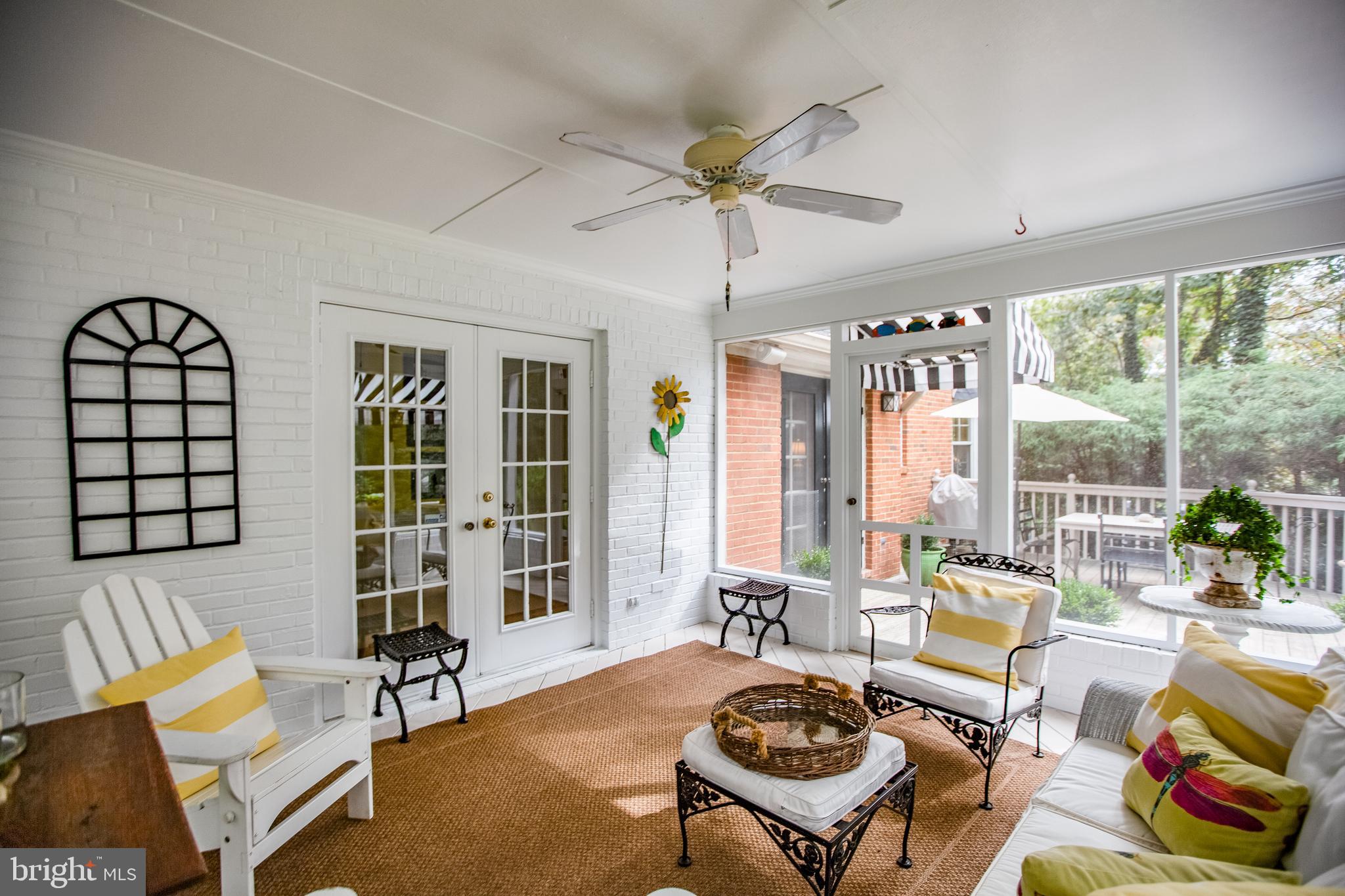 20 Aiken Road Fredericksburg, VA 22405 - Photo 28 of 33 a living room with furniture and a large window