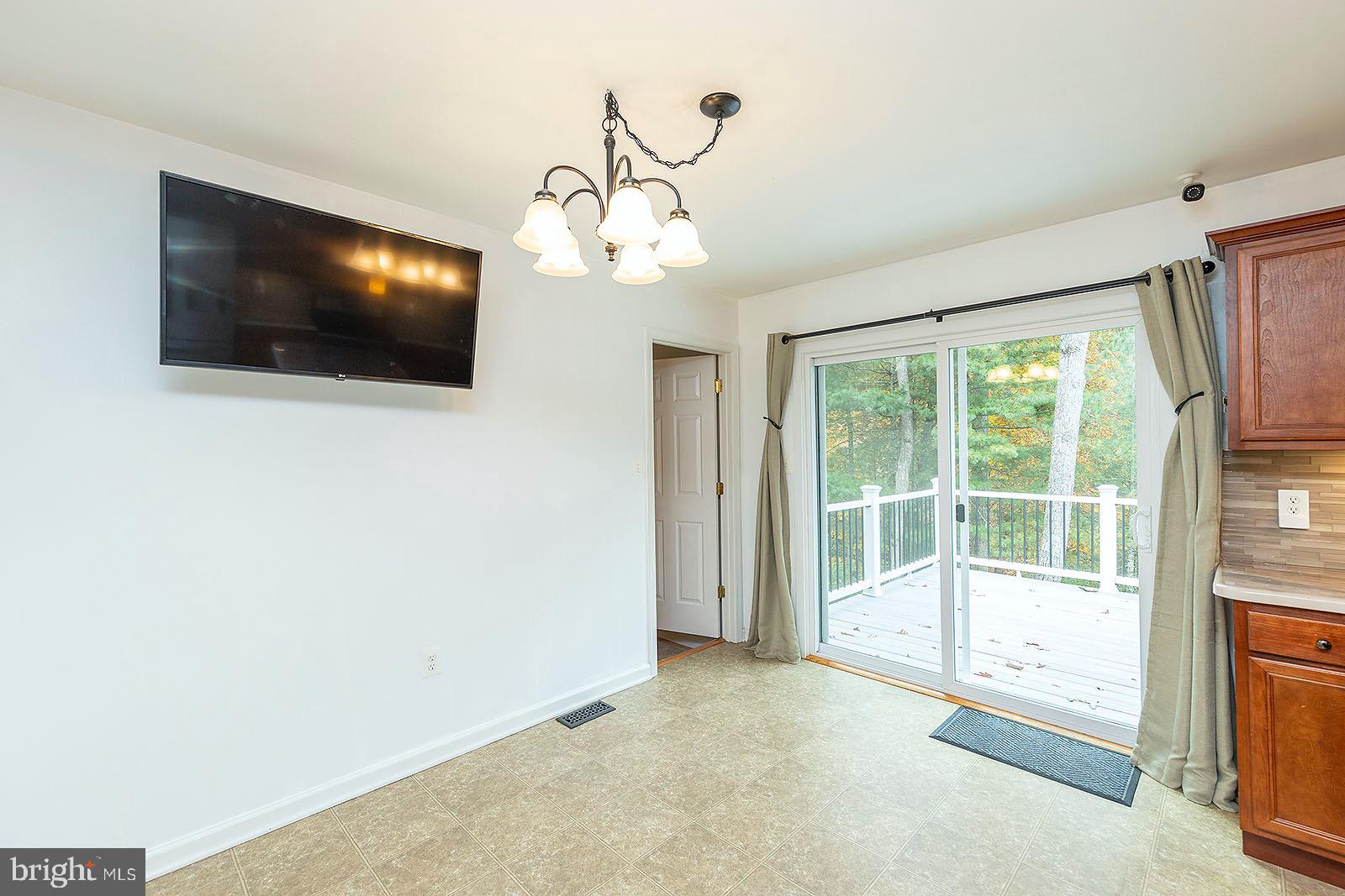 47 Willow Road Front Royal, VA 22630 - Photo 18 of 50 Eating area with TV that conveys