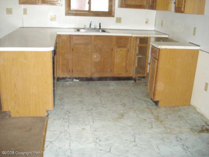 205 Decker Road Bushkill, PA 18324 - Photo 4 of 15 Kitchen