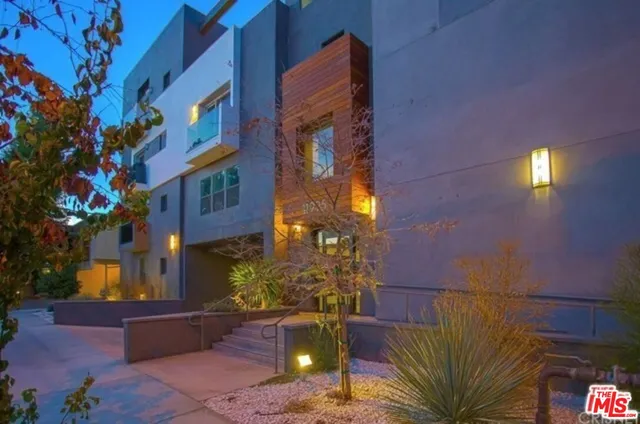 $3,250 | 11925 Kling Street, Unit 311, Valley Village, CA 91607