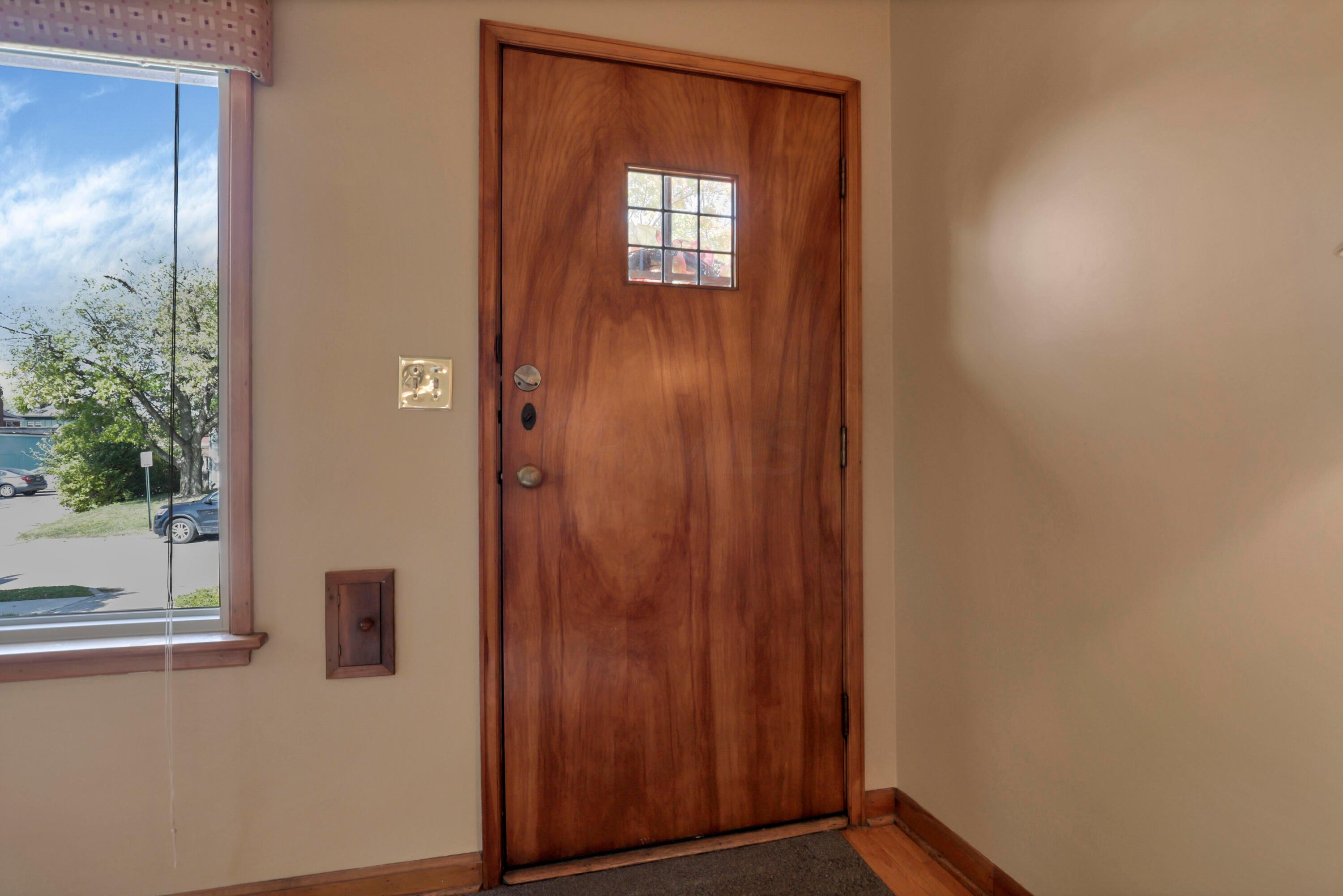 23 East Weisheimer Road Columbus, OH 43214 - Photo 2 of 50 0N4A2947
