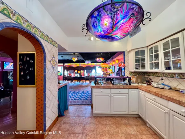 a kitchen that has a lot of cabinets in it