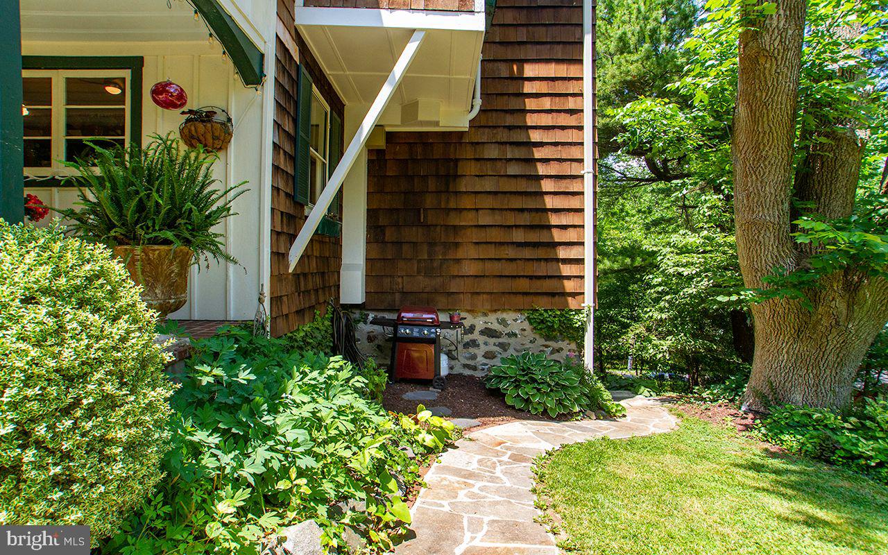 5137 Wetheredsville Road Baltimore, MD 21207 - Photo 4 of 89 a view of a backyard with plants