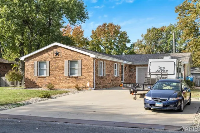 $218,000 | 180 Keeven Drive, Highland, IL 62249