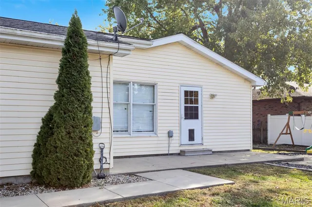 $218,000 | 180 Keeven Drive, Highland, IL 62249