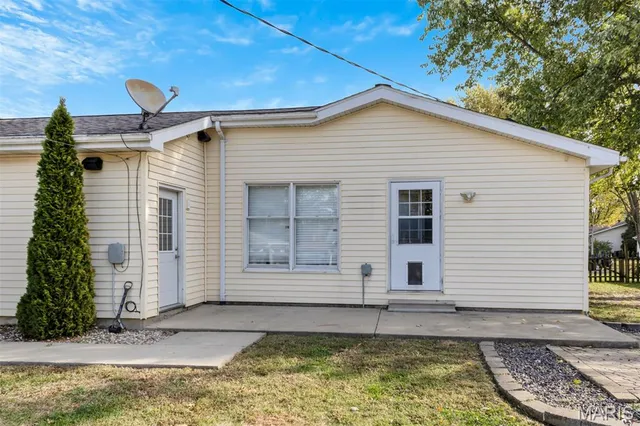 $218,000 | 180 Keeven Drive, Highland, IL 62249