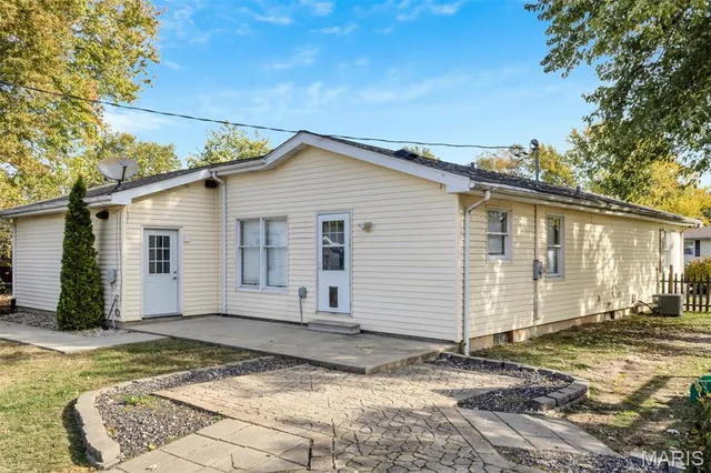 $218,000 | 180 Keeven Drive, Highland, IL 62249