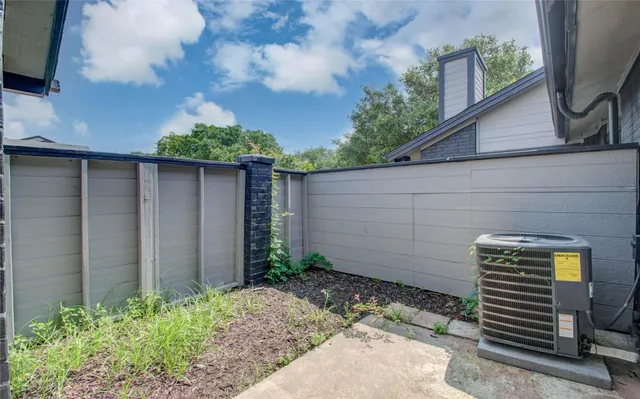 a view of a backyard